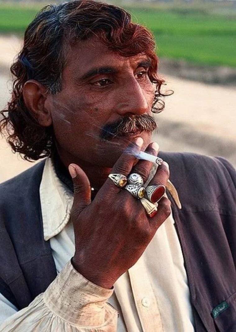 Цыганка с сигаретой