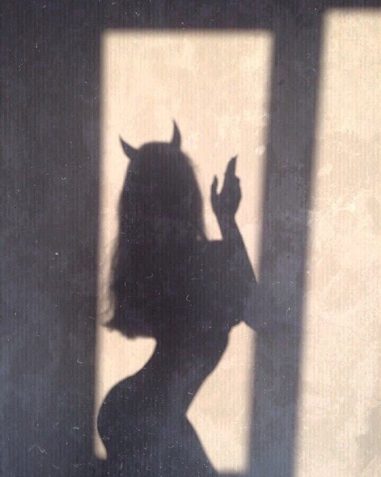 Себастьян Михаэлис полураздетый