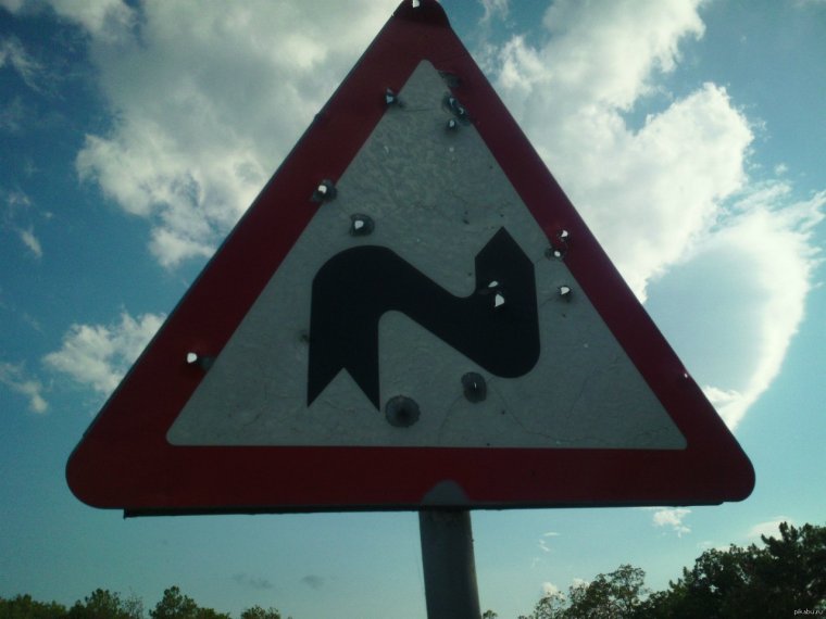 Прострелянные дорожные знаки