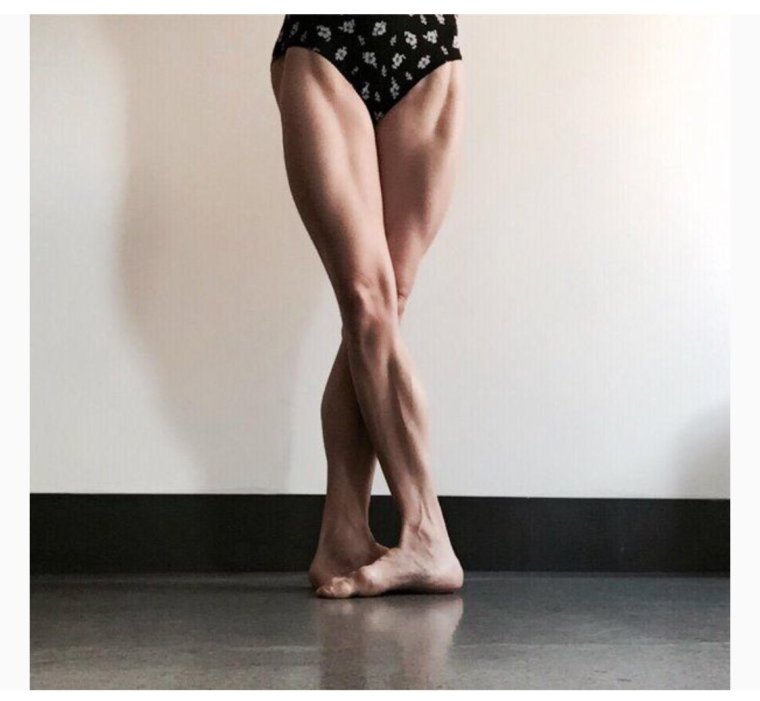 Стройные женские ноги