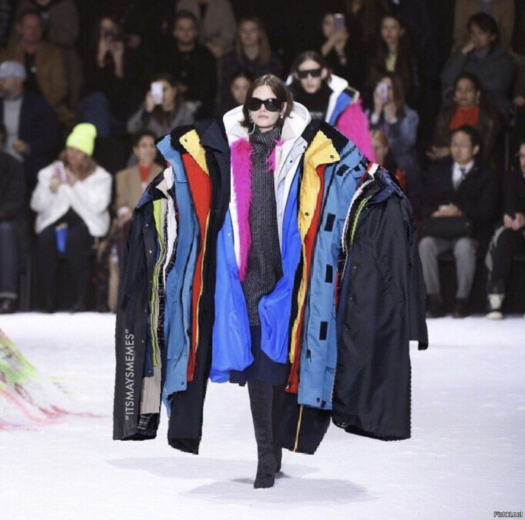 Модный показ много одежды