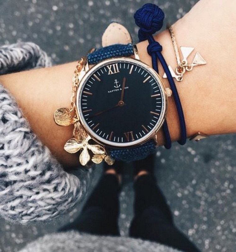 Наручные старые часы держит на руках