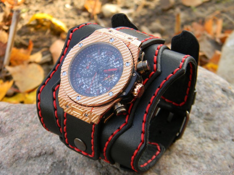 Огромные часы на руке