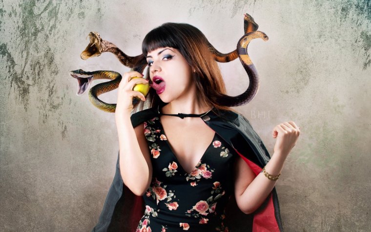 Девушки со змеями