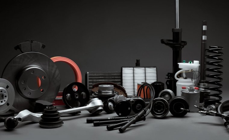 Автозапчасти на черном фоне