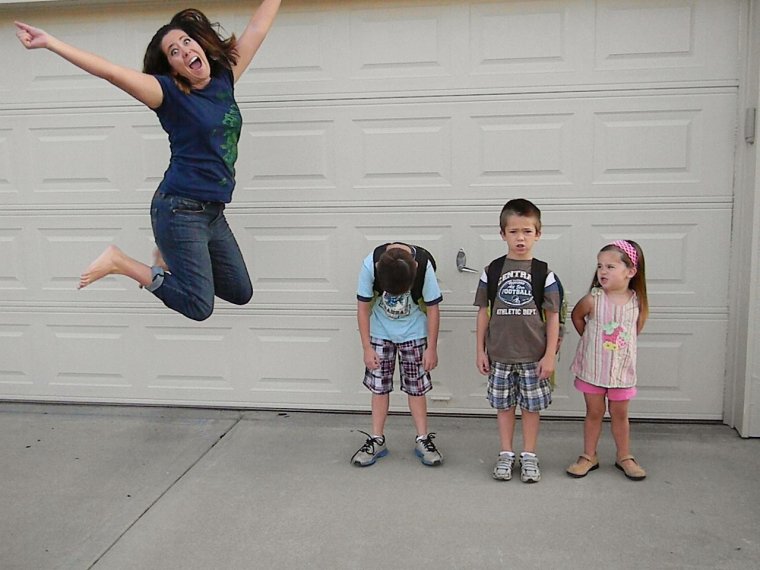 Дети в школу родители радуются