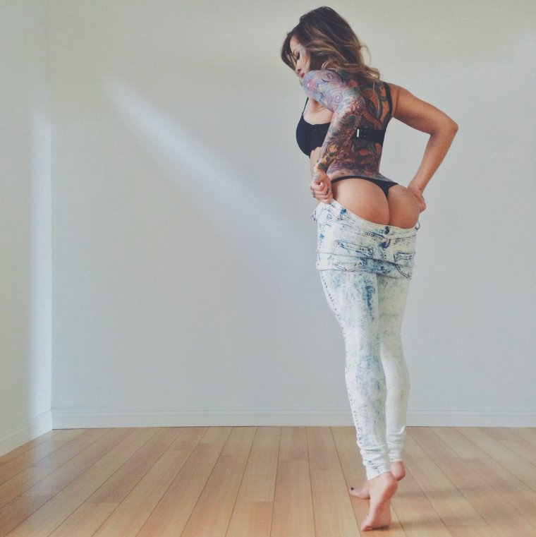 Девушка влезает в джинсы