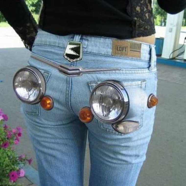 Девушки в леггинсах в метро