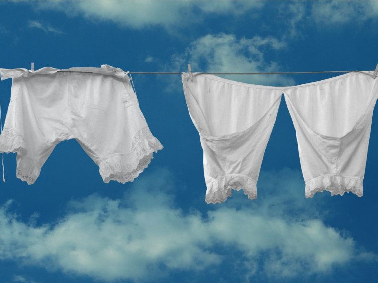 Женское белье на веревке