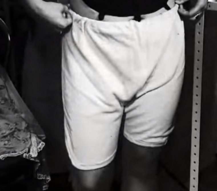 Большие трусы на веревке