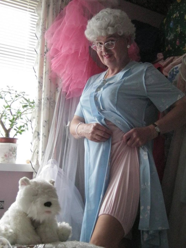 Дырявые женские трусы