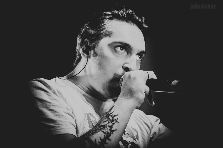 Михаил Горшенев в полный рост на белом фоне