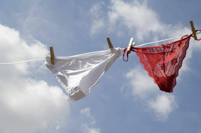 Женские трусы на веревке