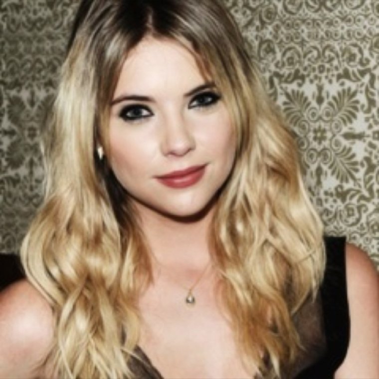 Abigail Ratchford в платье