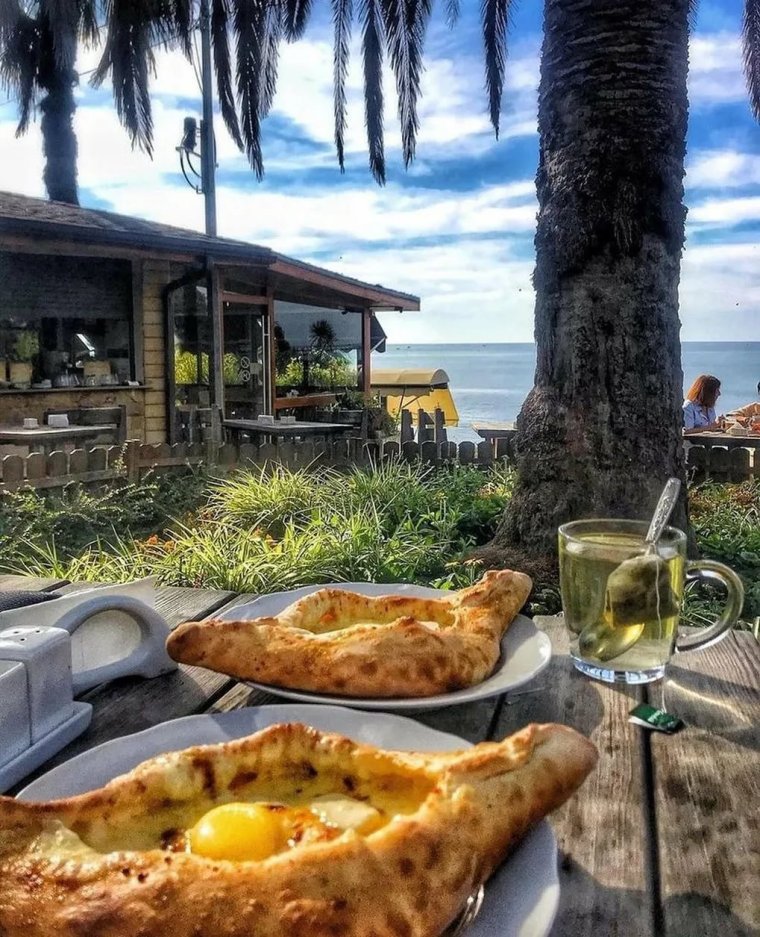 Колоннады на набережной Гагры