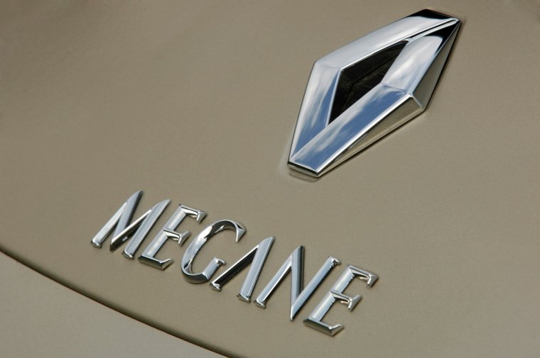 Эволюция эмблемы Рено