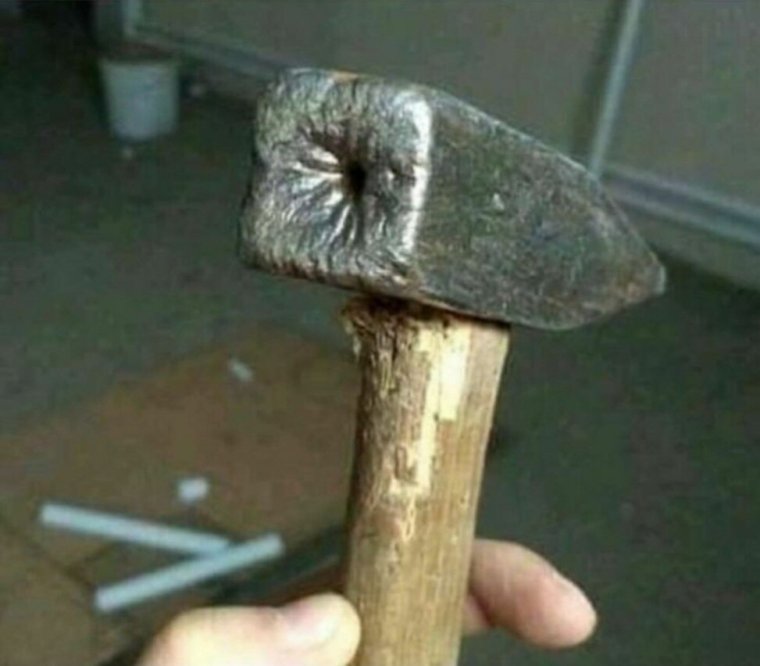 Большой болт в руке