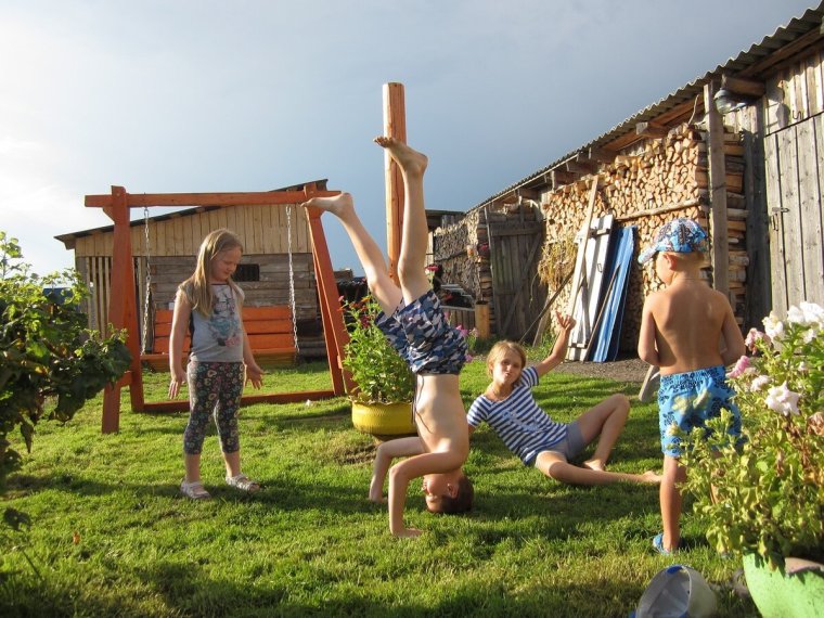 Белка радуется