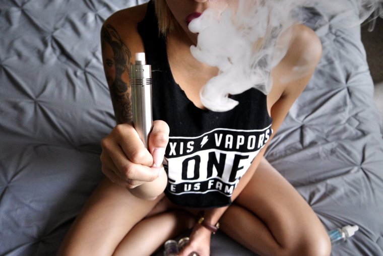 Красивые девушки с ВЕЙПОМ