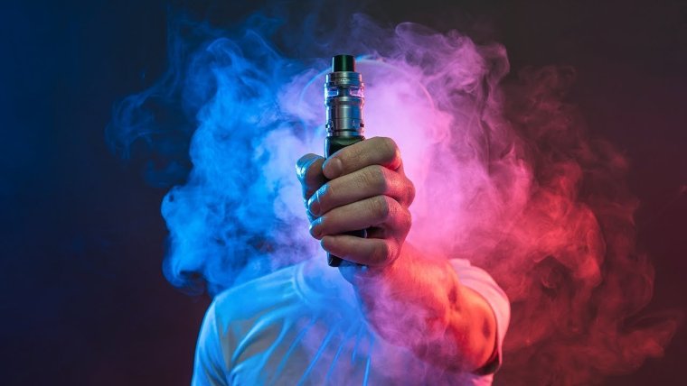 Рука с ВЕЙПОМ