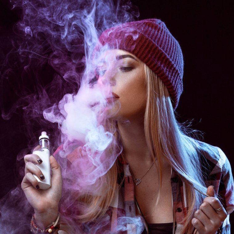 Девушка с электронной сигаретой