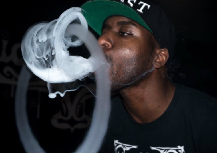 Негр с ВЕЙПОМ