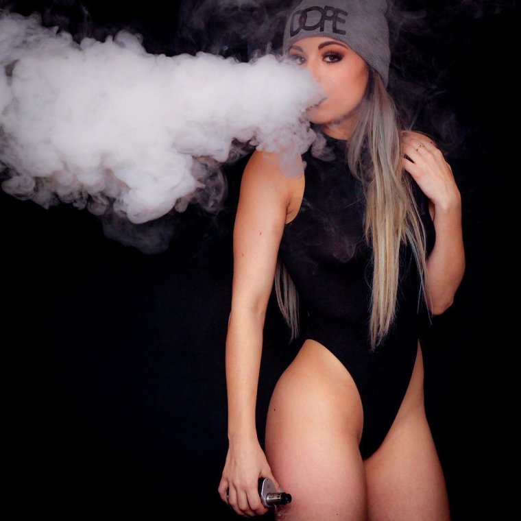 Девушка с ВЕЙПОМ