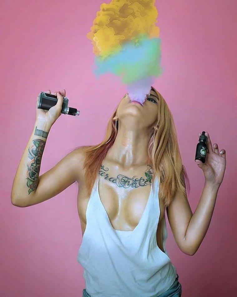 Девушка с ВЕЙПОМ