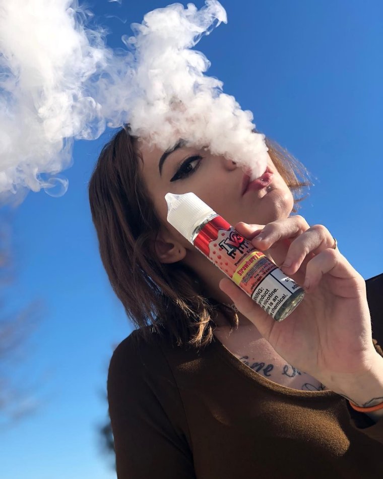 Курящая девушка