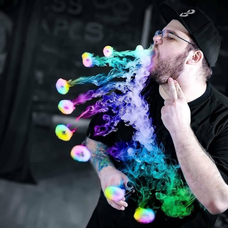 Человек с ВЕЙПОМ