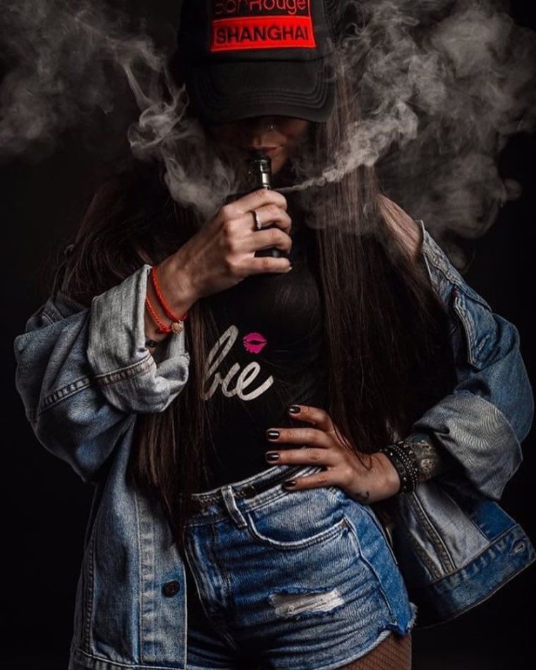 Девушка в кепке курит