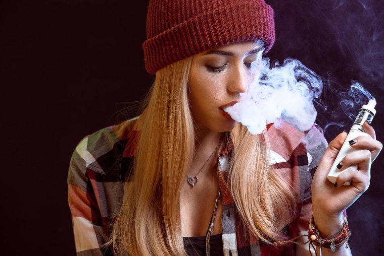 Девушка курящая вейп