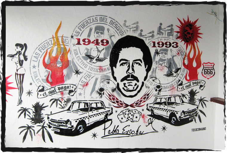 Пабло Эскобара с табличкой