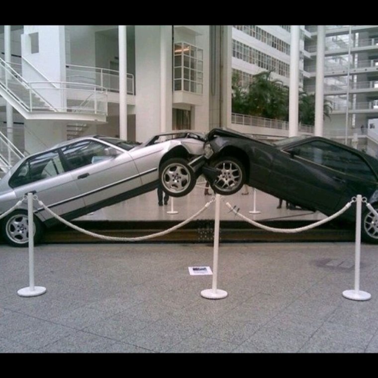 Памятник противостоянию BMW И Mercedes