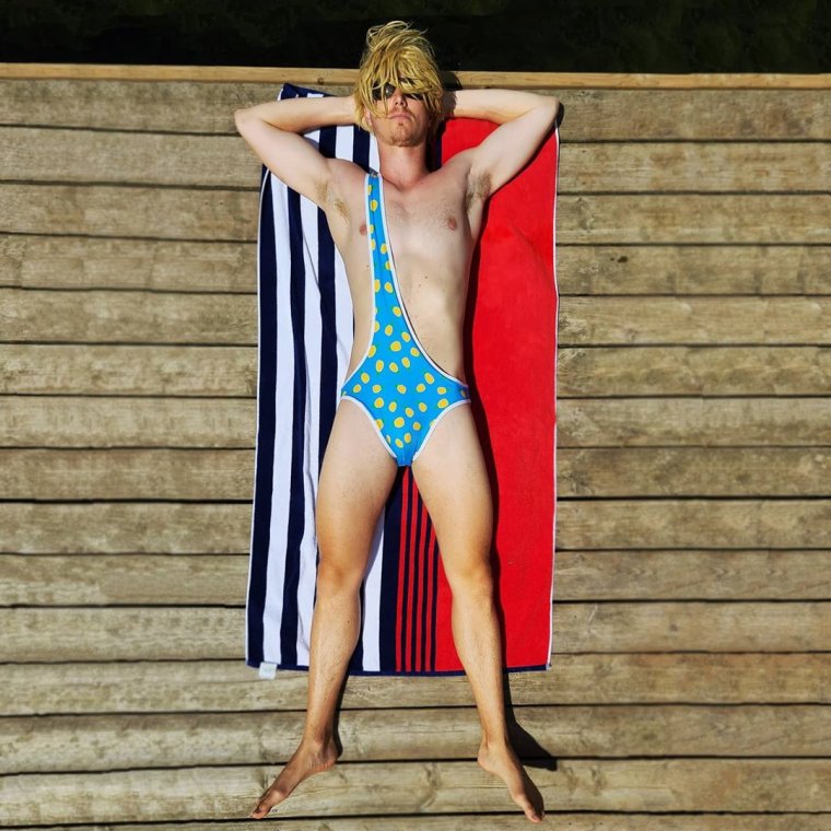 Мужчина в женском купальнике