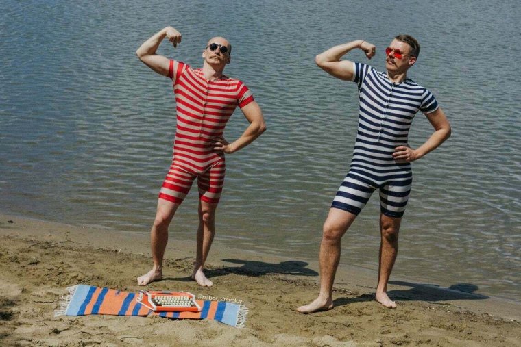 Спша боронкоин в купальнике