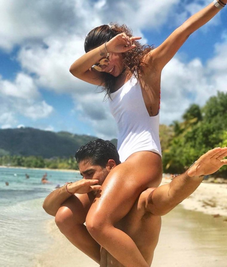 Дурачатся на пляже