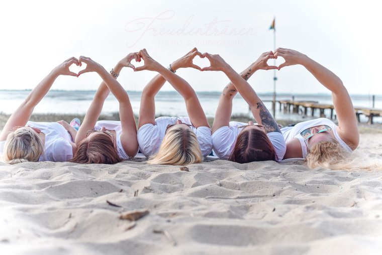 Фотосессия друзей на пляже
