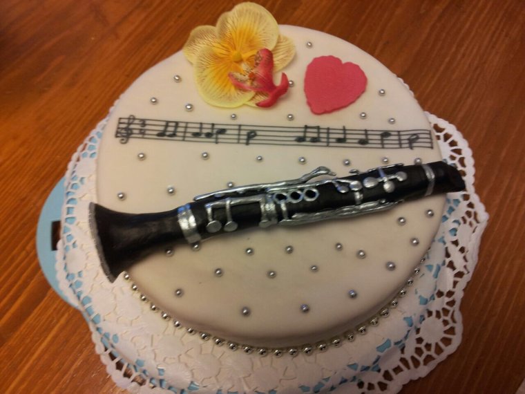 Торт в форме саксофона