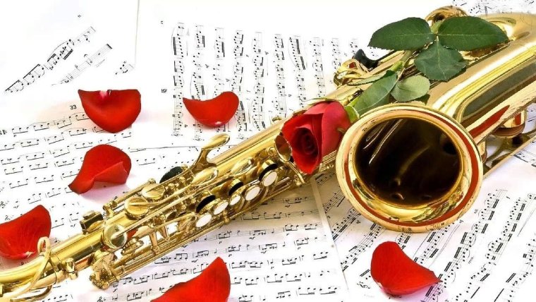 Саксофонист на черном фоне