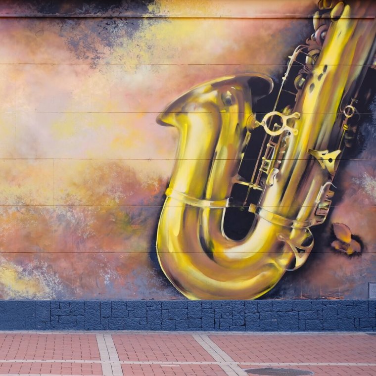 Бокал вина на черном фоне