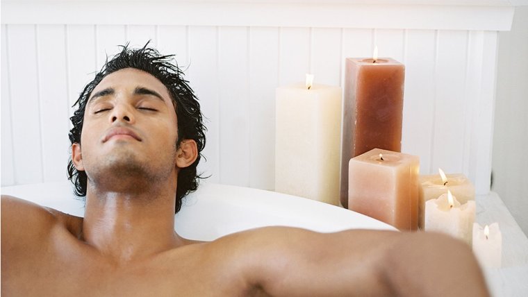 Мужчина в ванной в полотенце