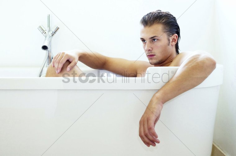 Человек в ванной облокотился