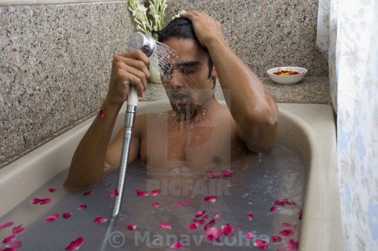 Мужчина моется в ванной