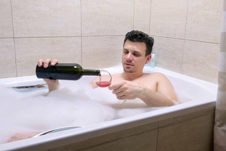 Человек лежит в ванной