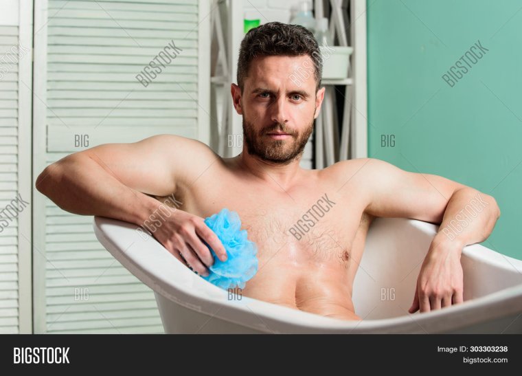 Человек в ванной сверху