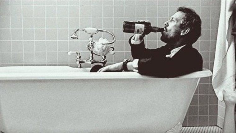 Мужик в ванной с вином