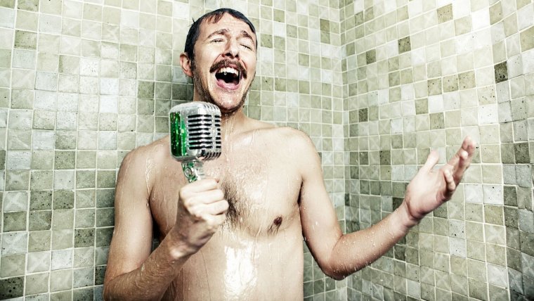 Мужчина поет в душе