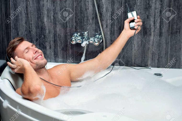 Мужчина в ванной с телефоном