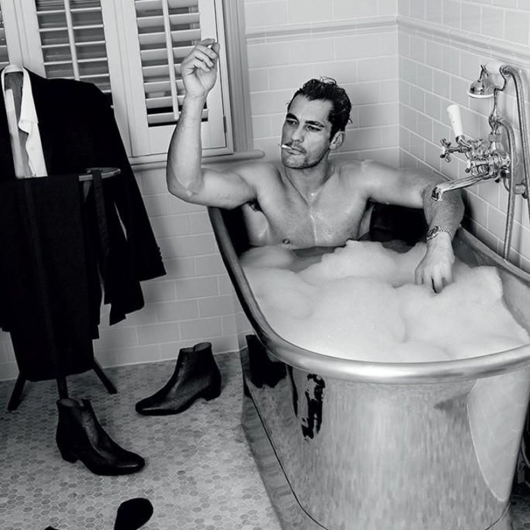 Мужчина лежит в ванной